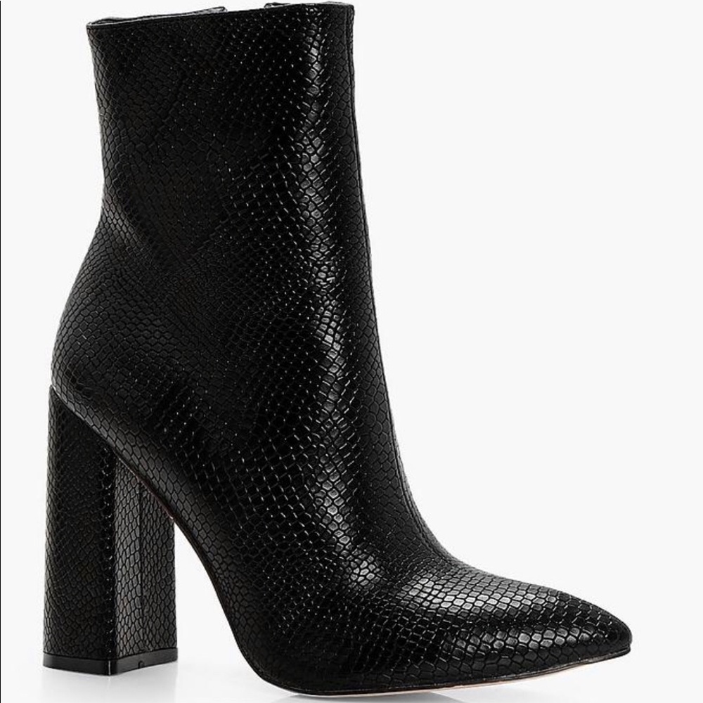 BooHoo Black Snake print booties. Size 7. New
